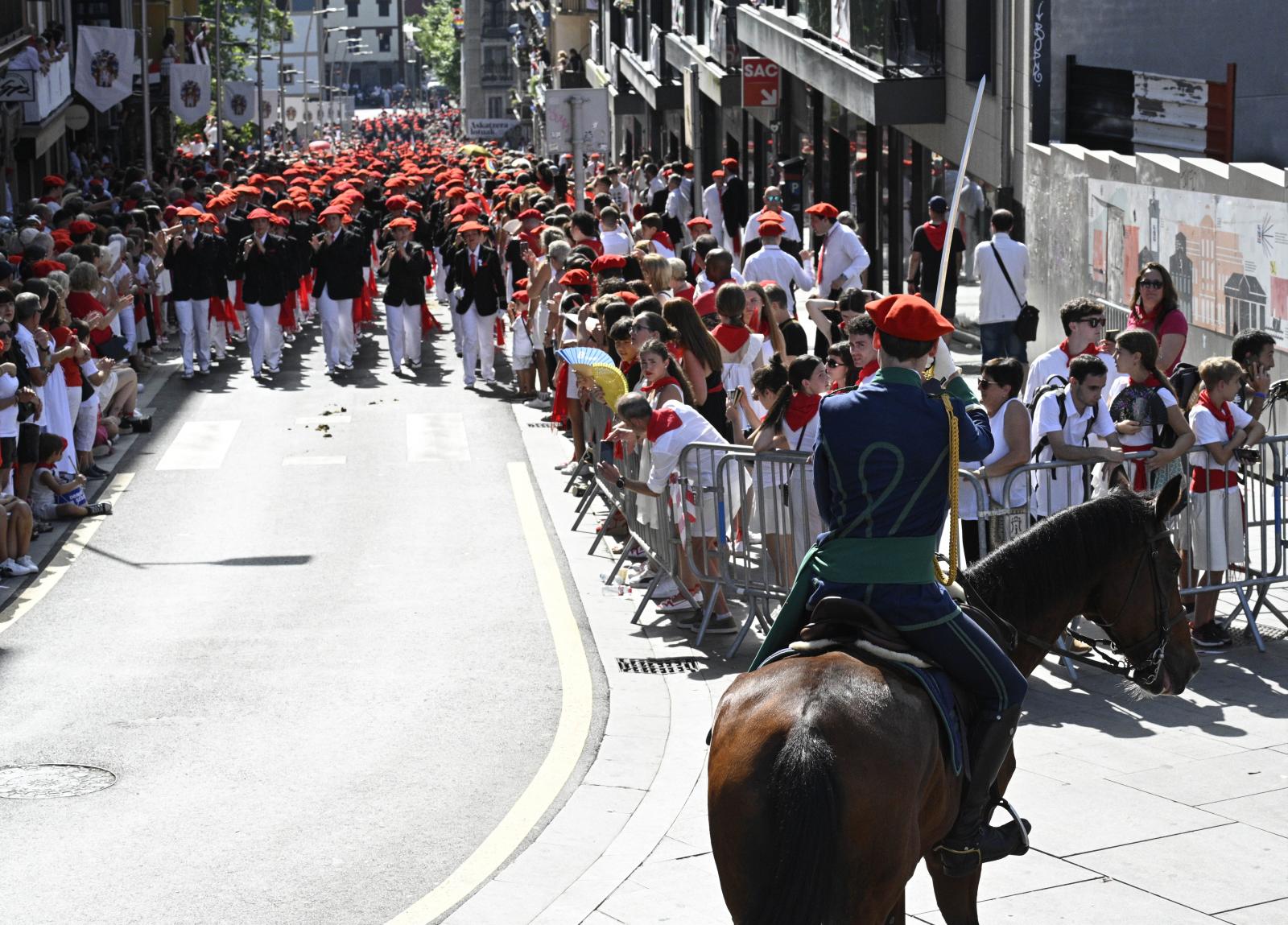 El Alarde público desfila bajo un intenso sol