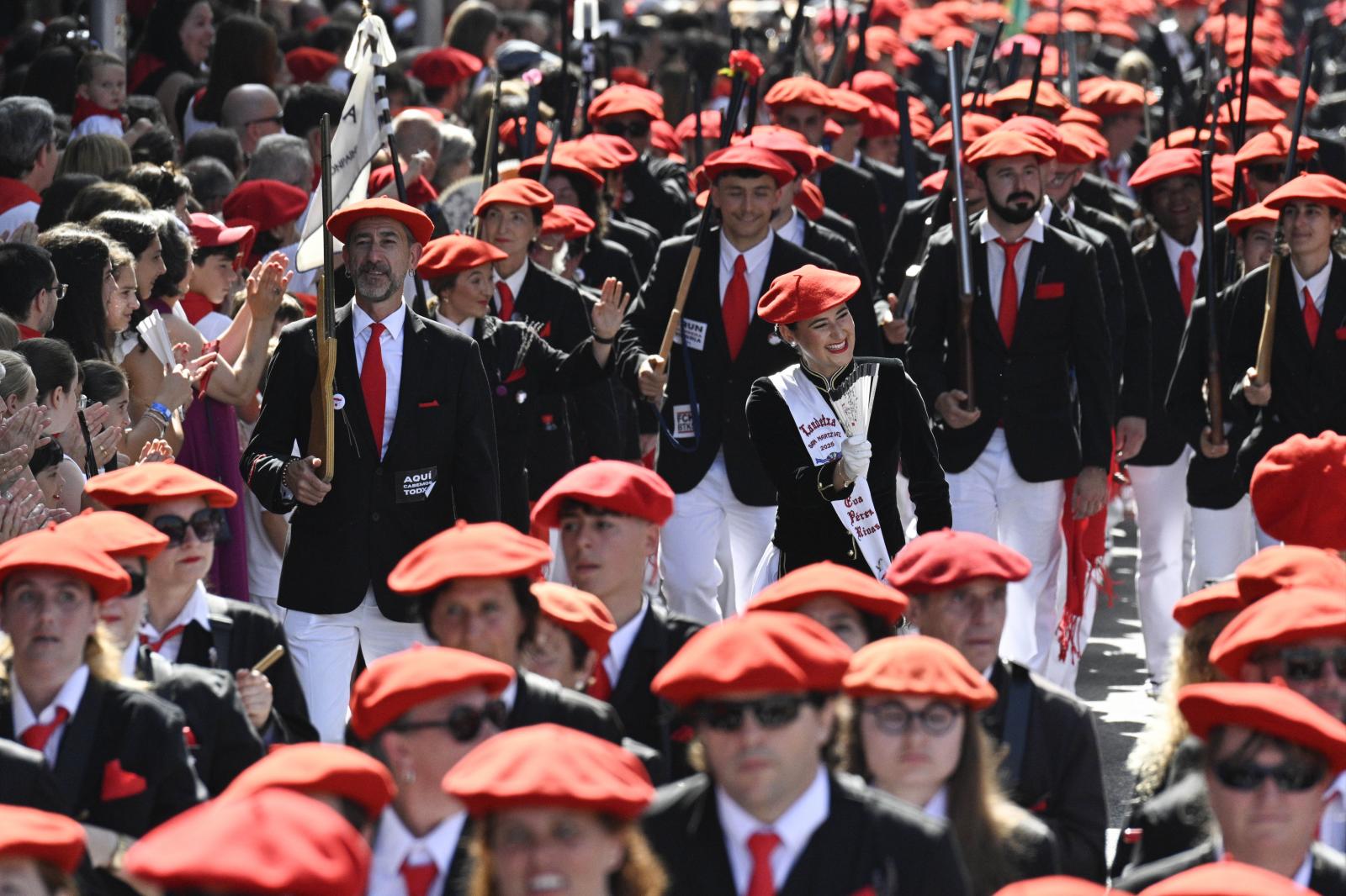 El Alarde público desfila bajo un intenso sol