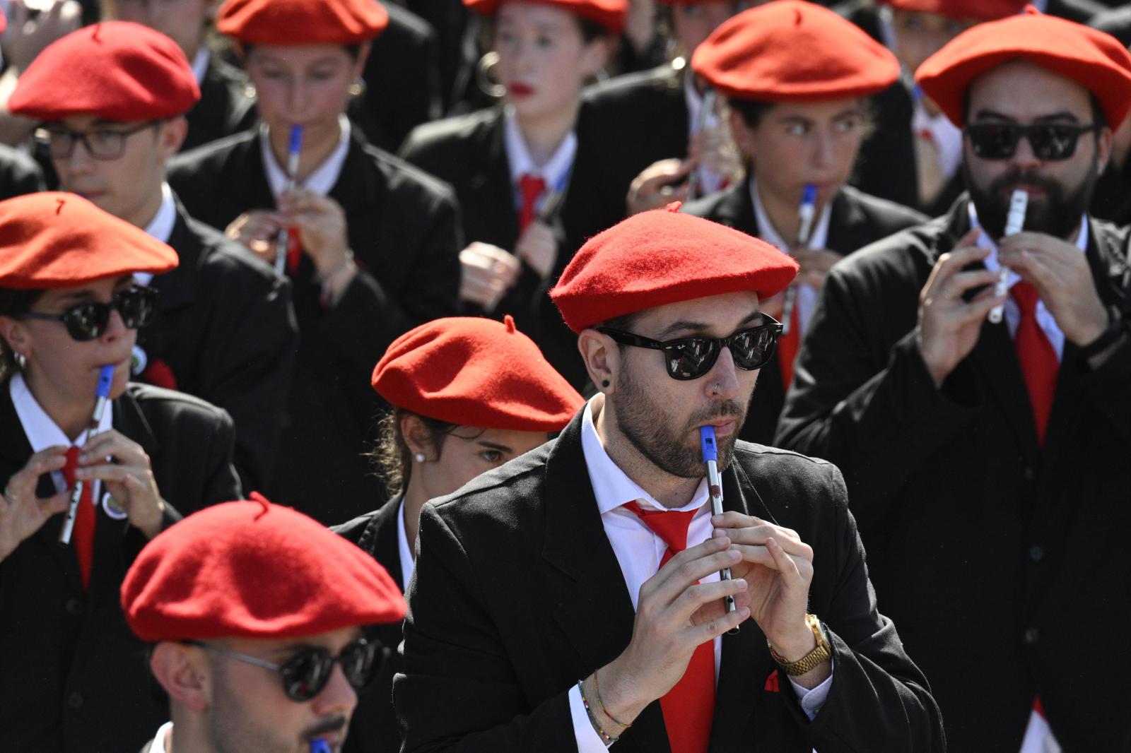 El Alarde público desfila bajo un intenso sol