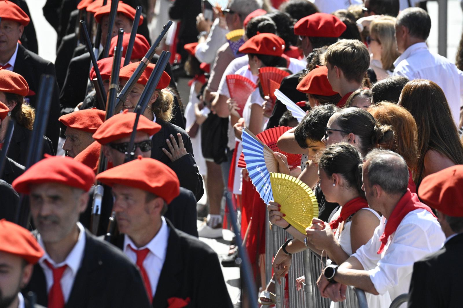 El Alarde público desfila bajo un intenso sol