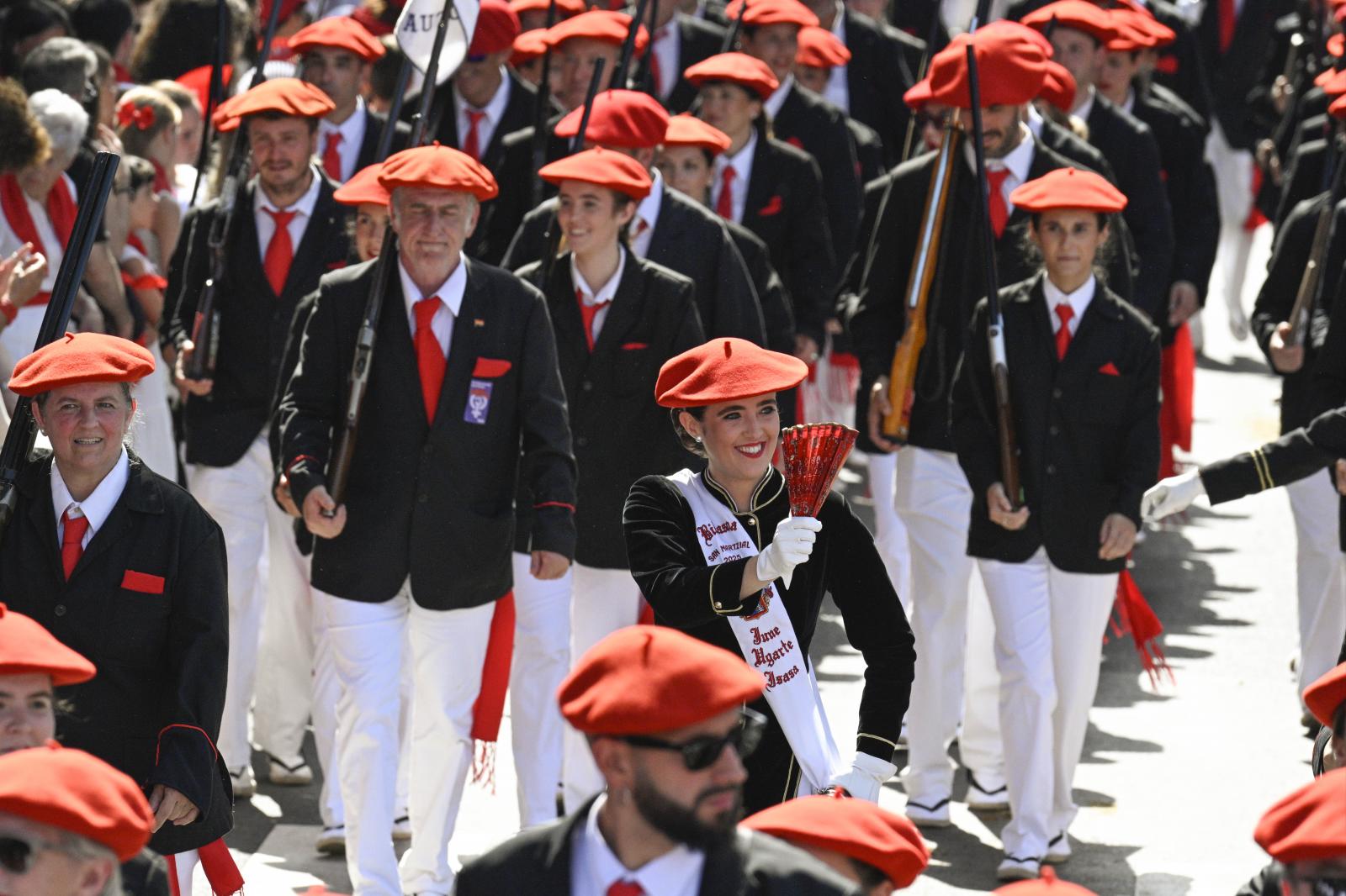El Alarde público desfila bajo un intenso sol