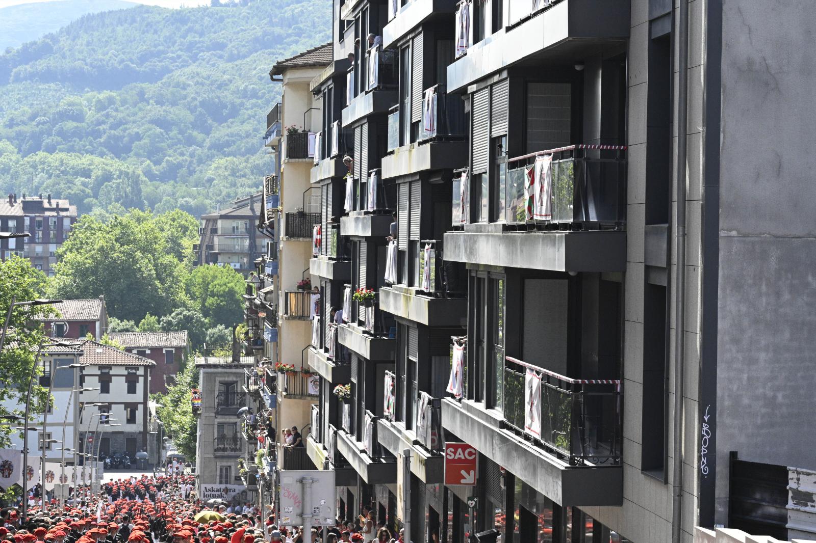 El Alarde público desfila bajo un intenso sol