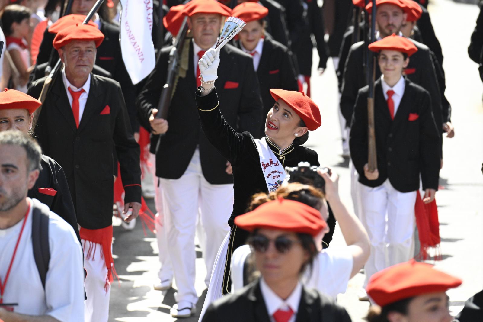 El Alarde público desfila bajo un intenso sol
