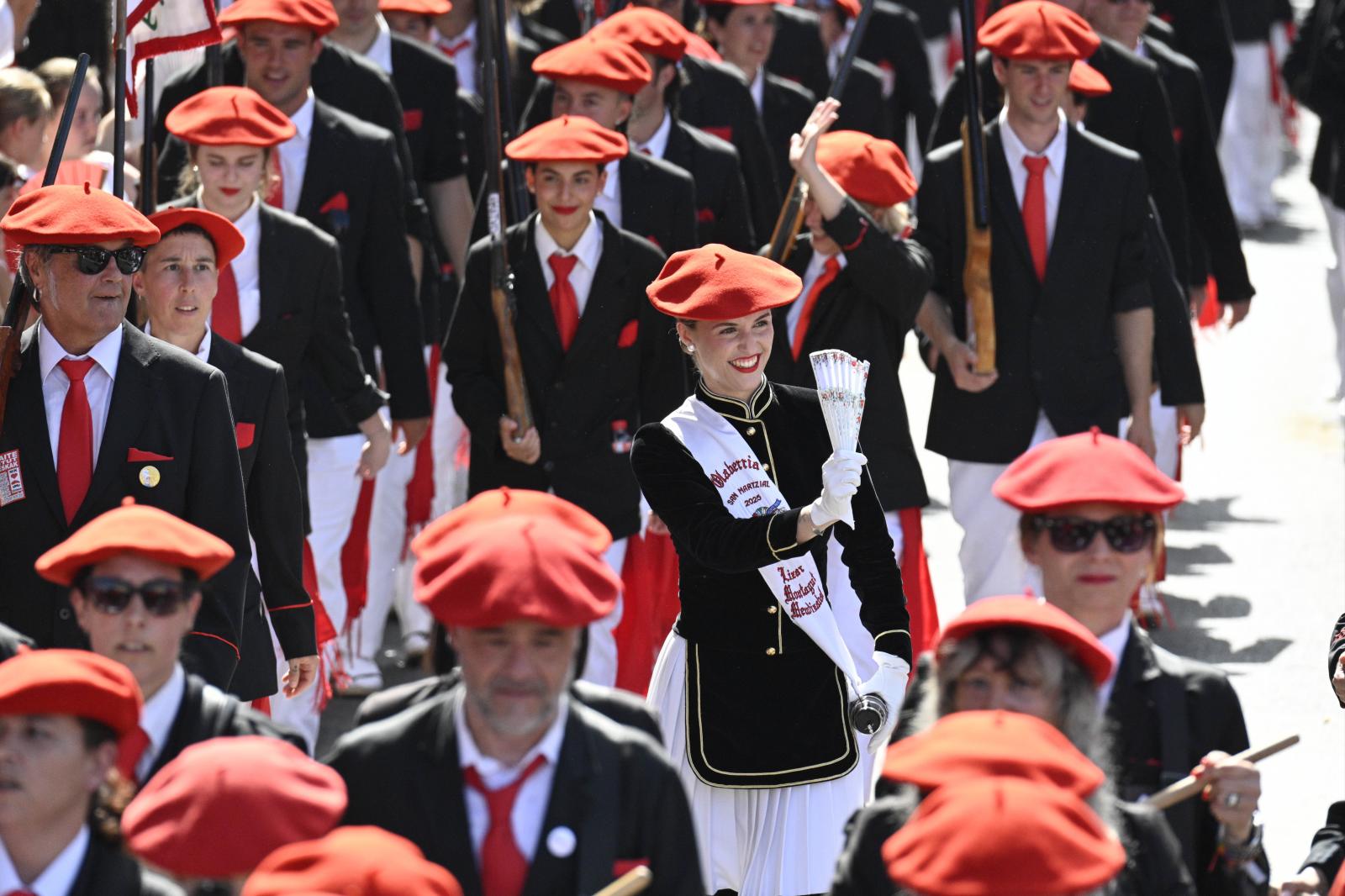 El Alarde público desfila bajo un intenso sol