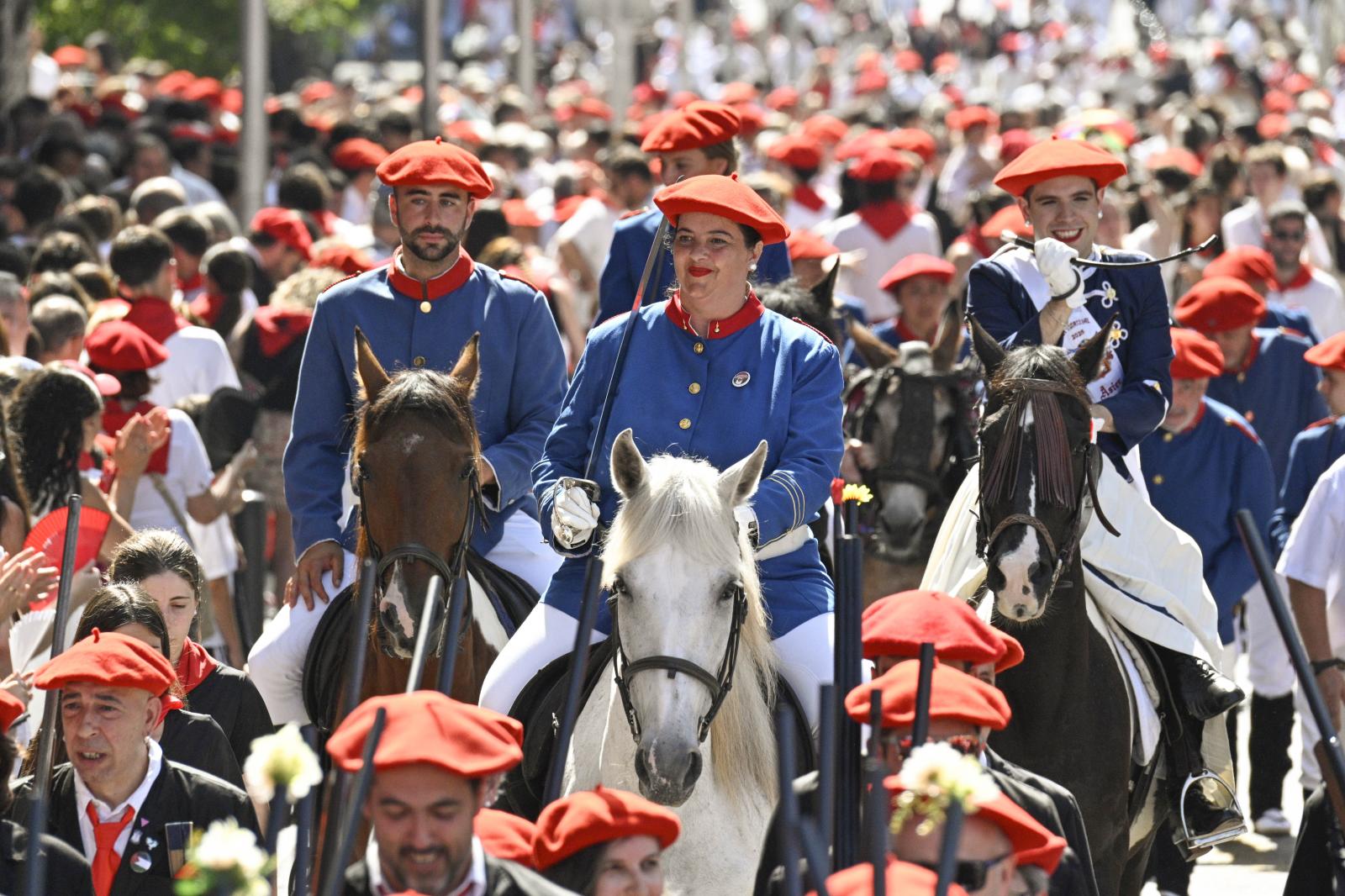 El Alarde público desfila bajo un intenso sol