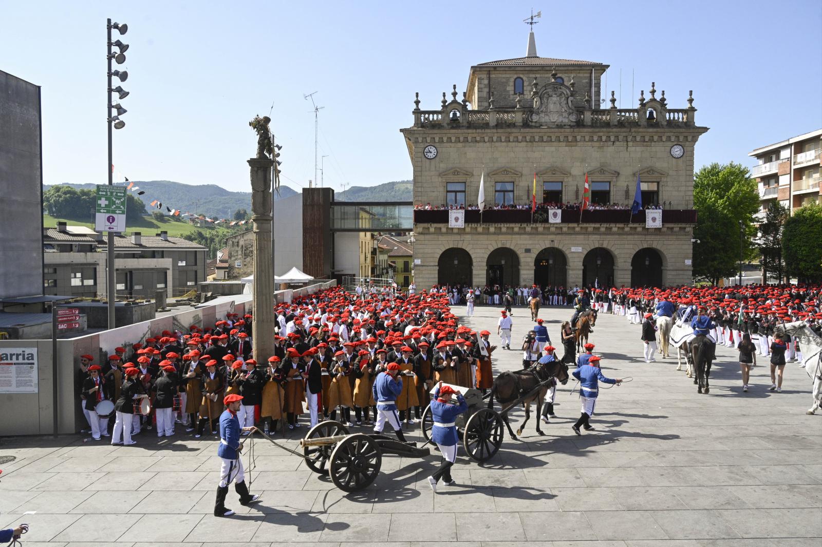 El Alarde público desfila bajo un intenso sol