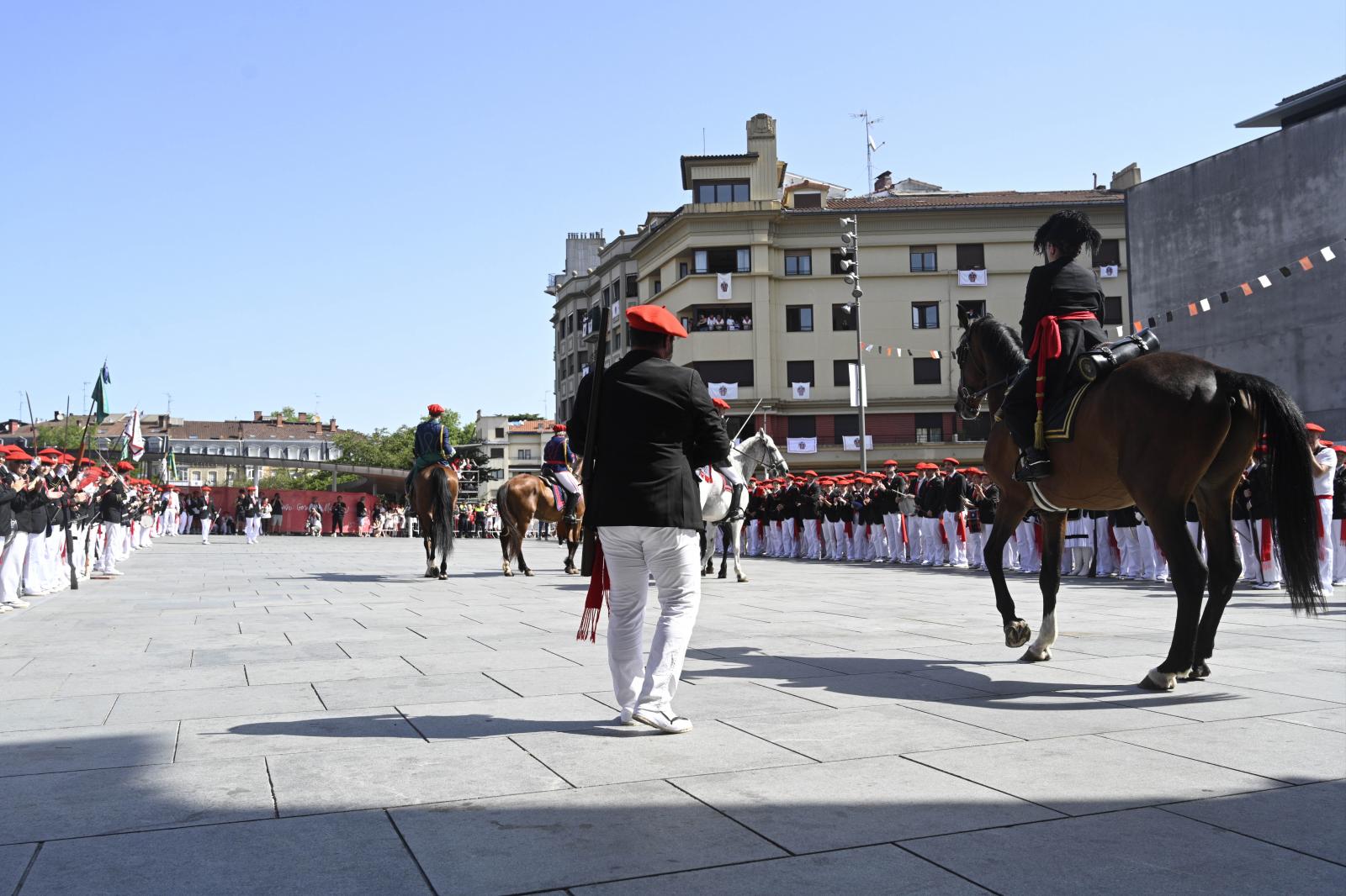 El Alarde público desfila bajo un intenso sol