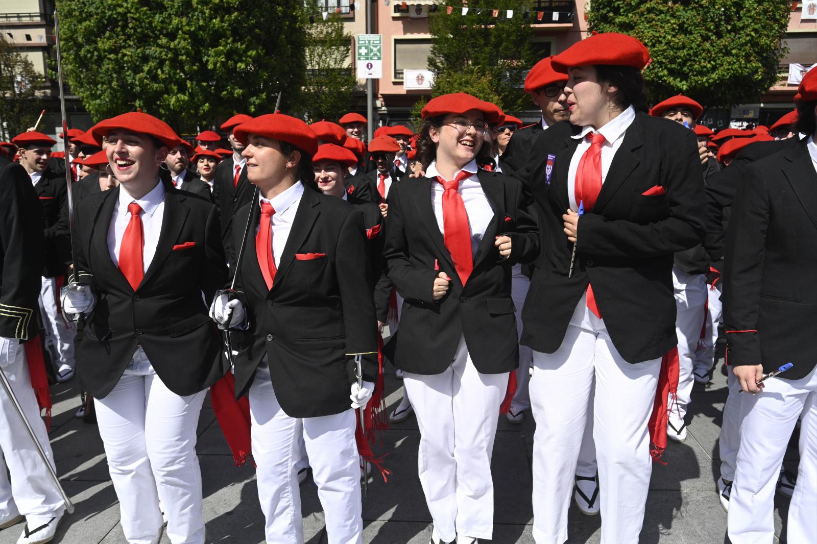 El Alarde público desfila bajo un intenso sol