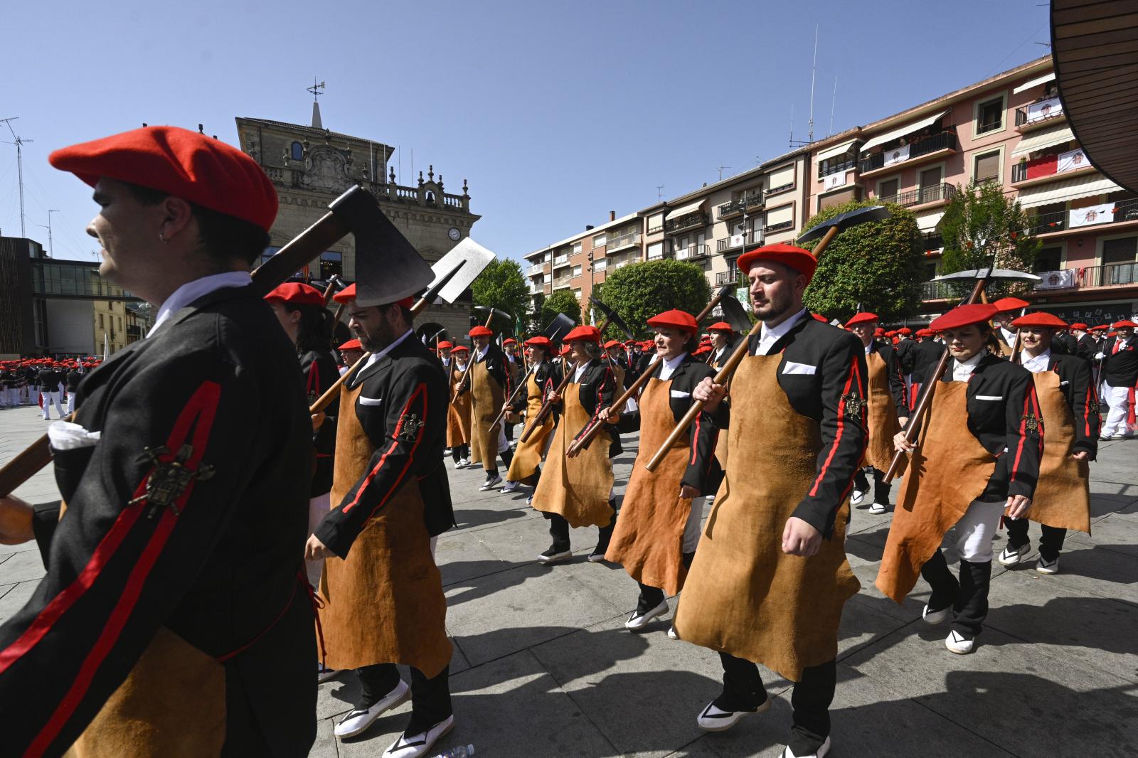 El Alarde público desfila bajo un intenso sol