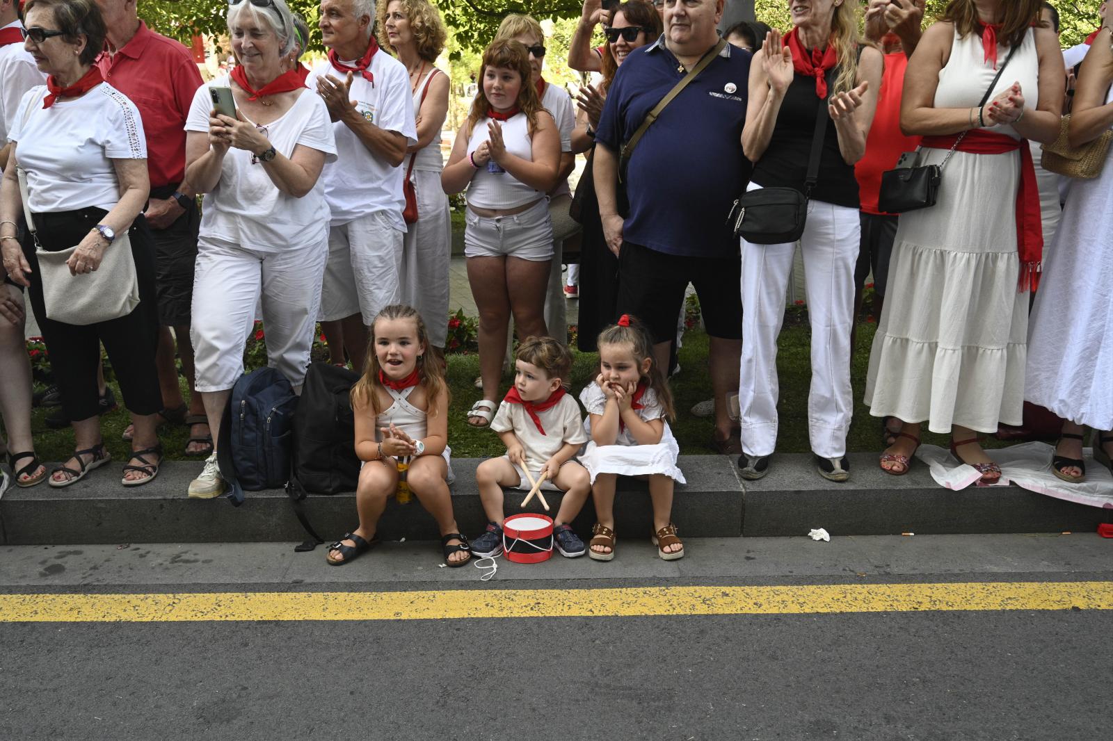 El Alarde público desfila bajo un intenso sol