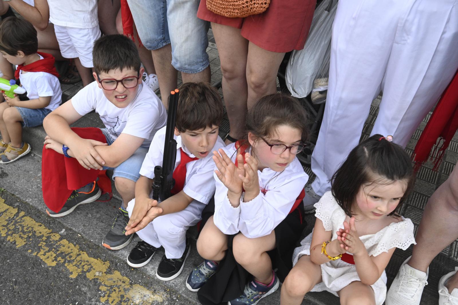El Alarde público desfila bajo un intenso sol
