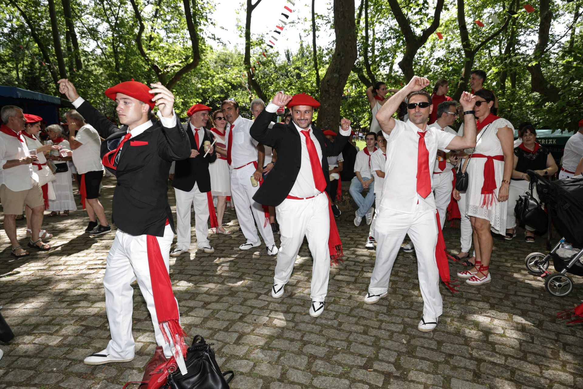 Danzas, cuadrillas y sidra en las campas de San Marcial