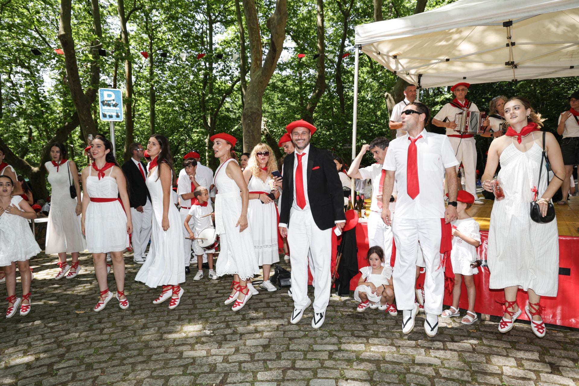 Danzas, cuadrillas y sidra en las campas de San Marcial
