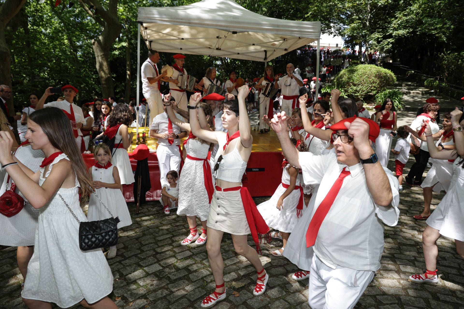 Danzas, cuadrillas y sidra en las campas de San Marcial
