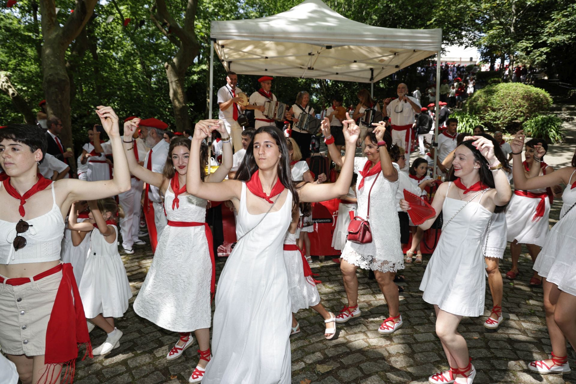 Danzas, cuadrillas y sidra en las campas de San Marcial