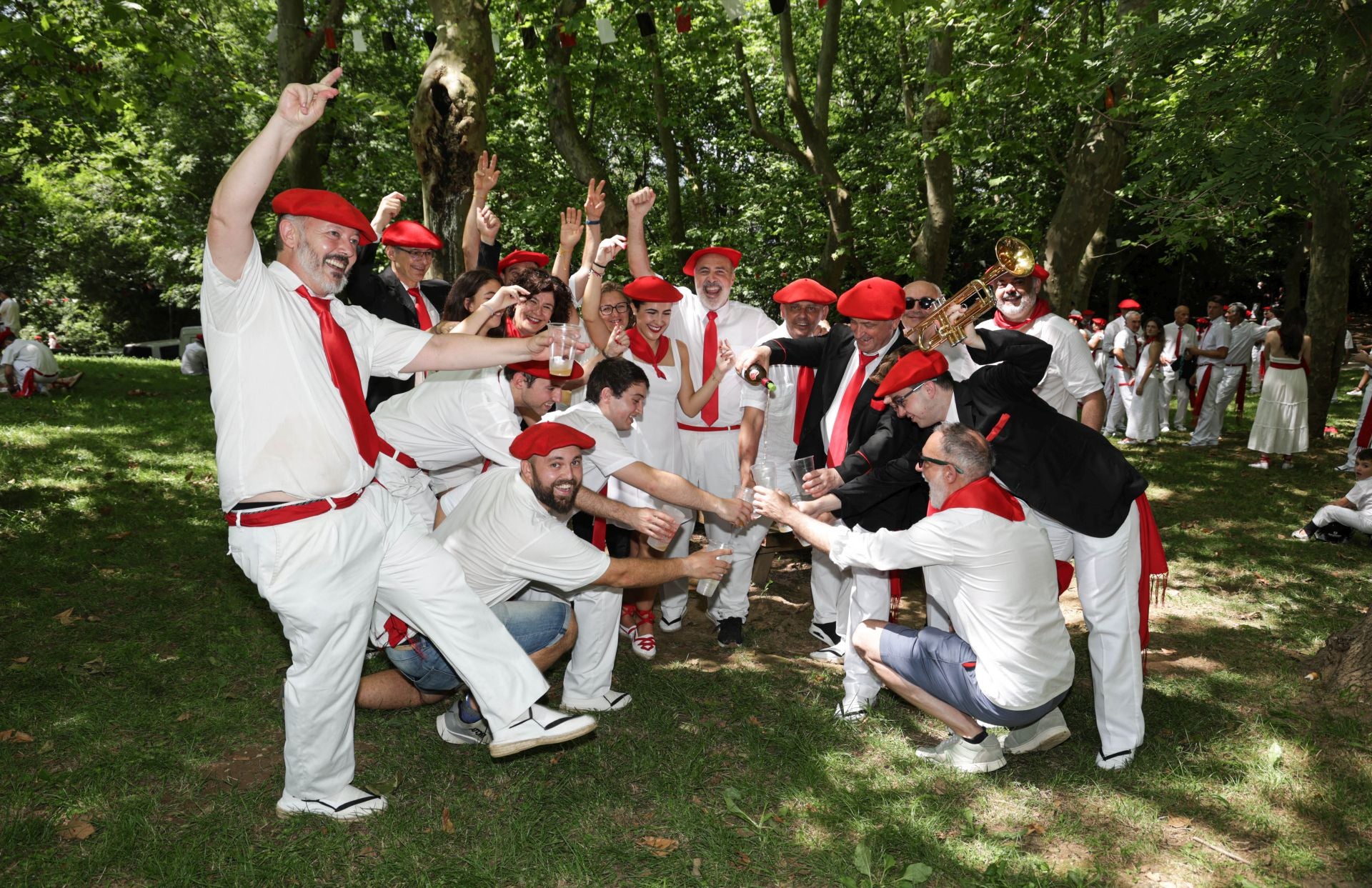 Danzas, cuadrillas y sidra en las campas de San Marcial
