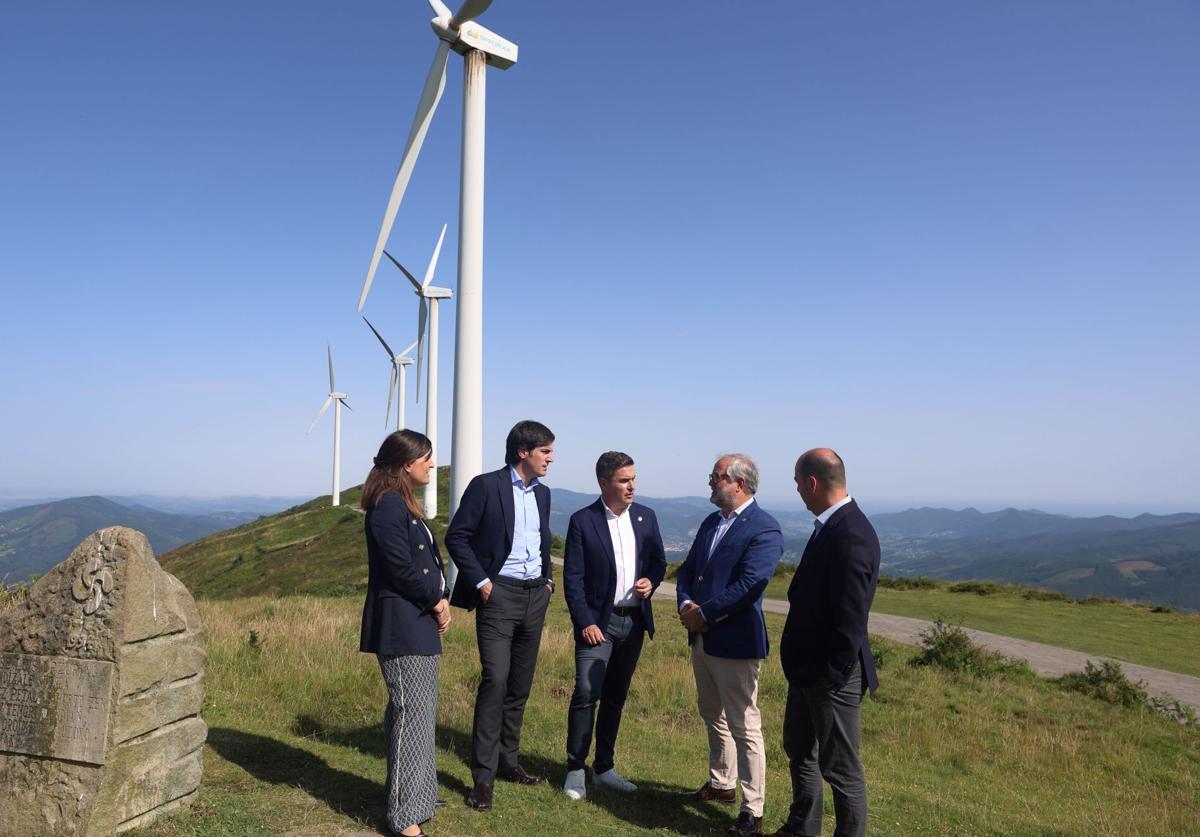 El consejero de Industria, Mikel Jauregi, en el centro de la imagen, este lunes en el parque eólico de Oiz, el primero instalado en Bizkaia.
