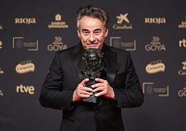 Eduard Fernández, con el Goya que obtuvo por su interpretación de Enric Marco.