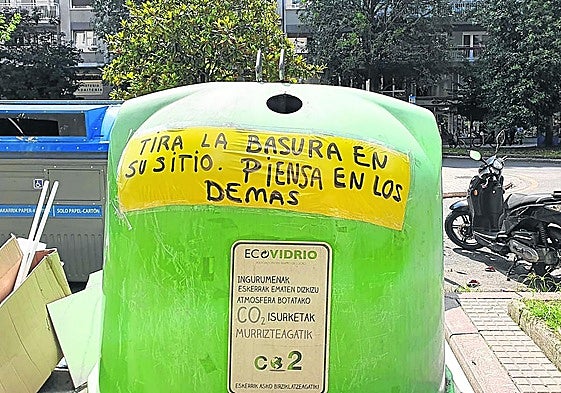 Una vecina de Amara denuncia: «Es un desmadre lo de los contenedores. Yo veo los de Amara, pero deduzco que es igual en el resto de la ciudad. Nunca están vacíos, no dan margen. Los vacían y vuelven a estar llenos desde la mañana. Además hay gente que no desmonta las cajas de cartón y las deja de cualquier manera fuera del contenedor. Hace falta más educación y más contenedores»