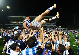 Guibelalde, manteado por sus compañeros tras la consecución del ascenso