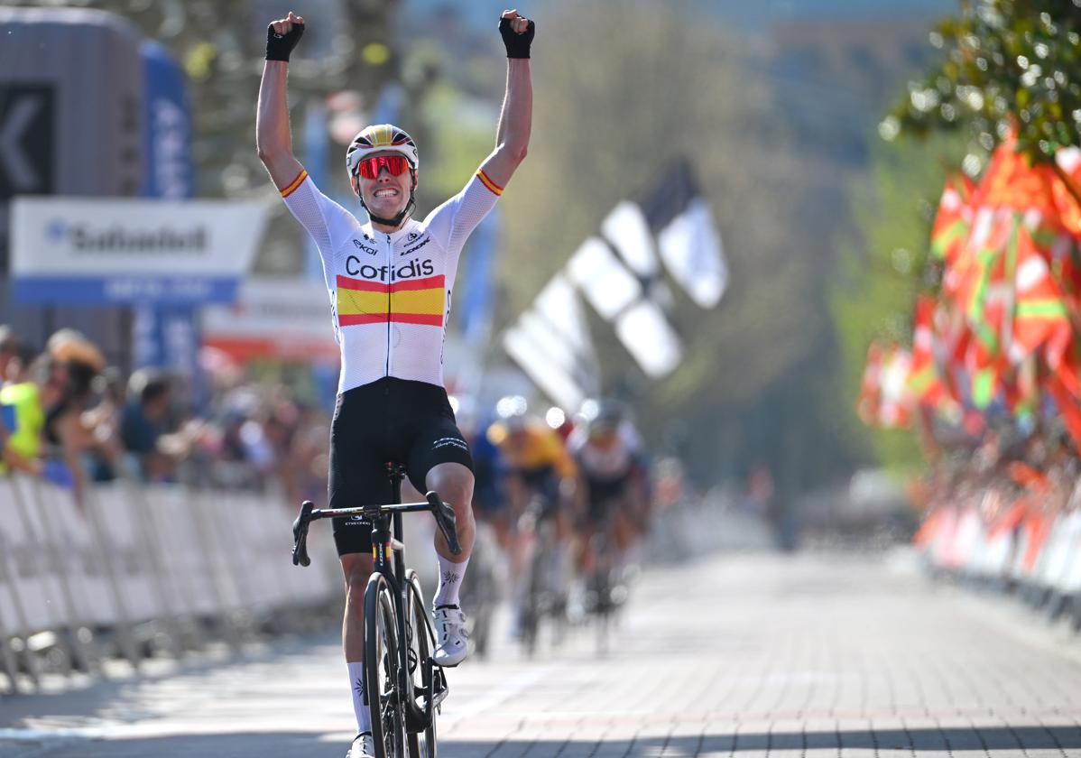 Alex Aranburu celebra su triunfo en la etapa de la Itzulia con meta en Beasain.