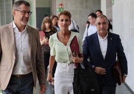 La presidenta María Chivite junto al consejero de Obras Públicas, este lunes en el Parlamento de Navarra