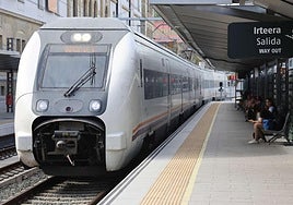 Tren Playero llegando a Donostia en verano de 2023.