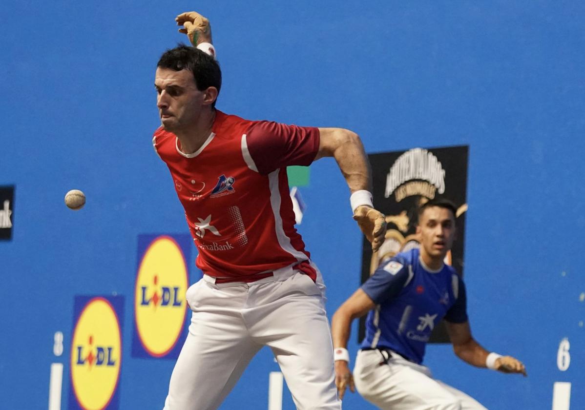 Altuna IIII suelta un pelotazo con Zabala antes de la torsión de rodilla, el domingo en Mungia.