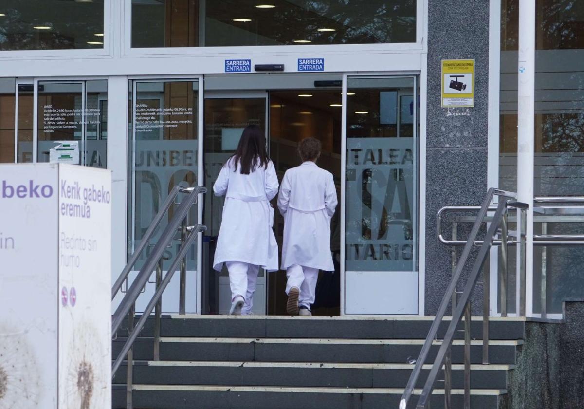 Dos sanitarias acceden al Hospital Donostia.