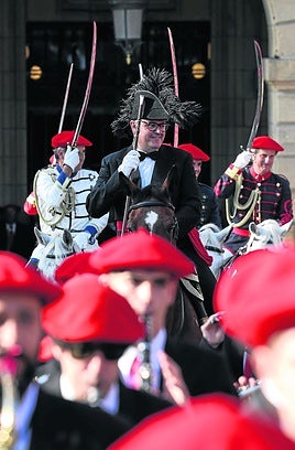 Asier Etxepare saluda a la tropa en la plaza de San Juan.