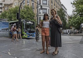 Maialen Mugide junto a su abuela mostrando su tarjeta Mugi.