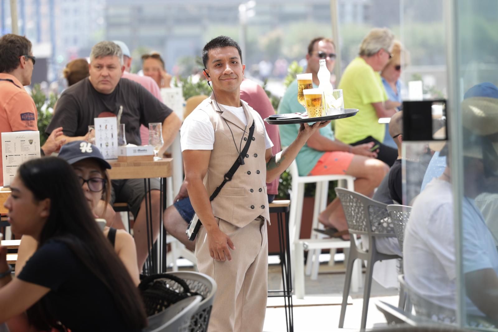 El ecuatoriano Diego Cadena, con la bandeja en el bar Zmare de Gros.
