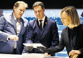 El lehendakari, Imanol Pradales; la diputada general de Gipuzkoa, Eider Mendoza; y Jay Gambetta, vicepresidente de IBM Quantum; durante su visita al IBM Thomas J. Watson Research Center en Nueva York.