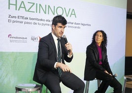 Jon Ansoleaga, director general de Spri, y Leire Bilbao, Directora General de la Agencia Vasca de la Innovación, Innobasque, en un encuentro con pymes celebrado el 12 de marzo en Bilbao