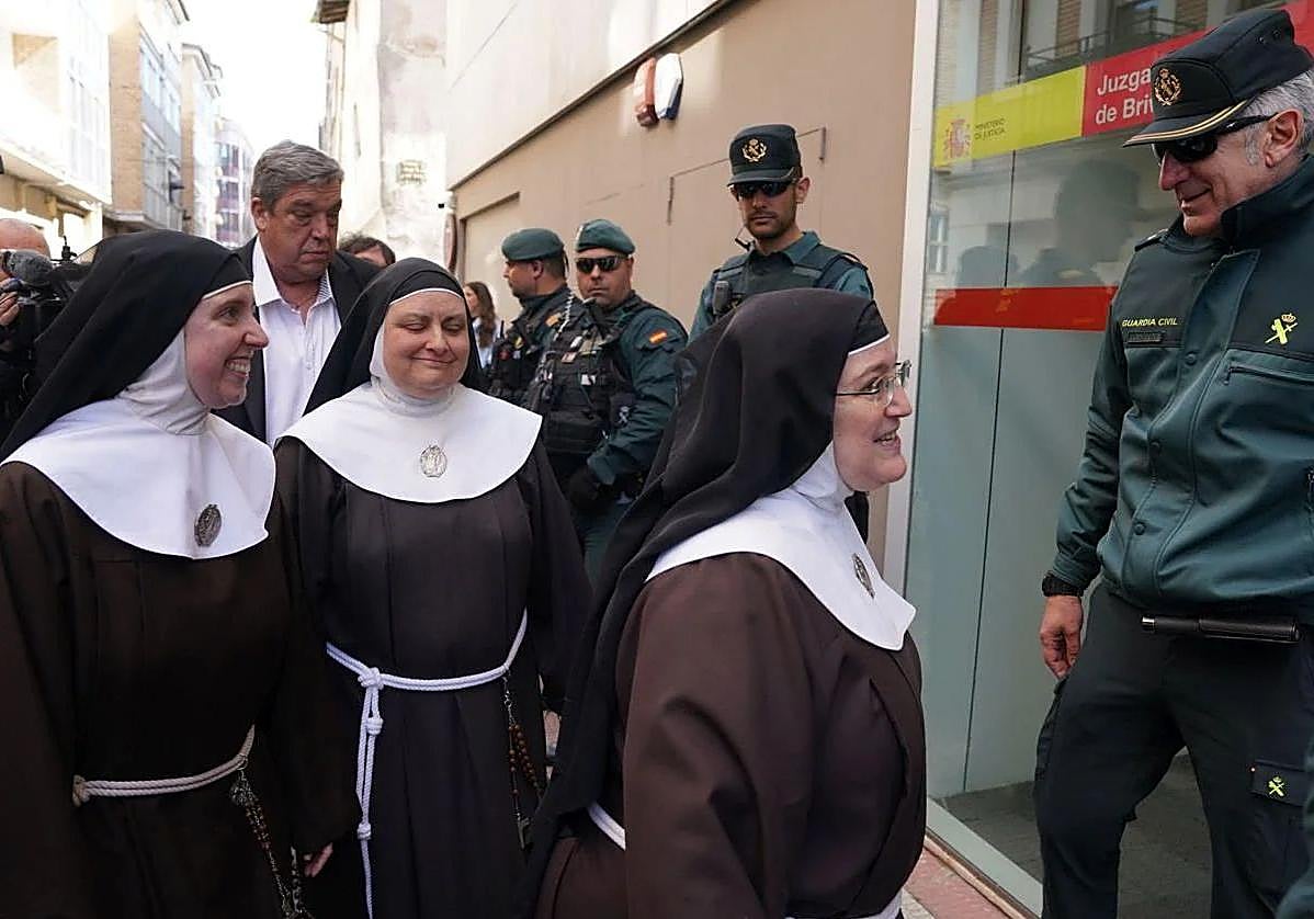 Tres de las exclarisas, a su llegada al juzgado de Briviesca a principios de mayo.
