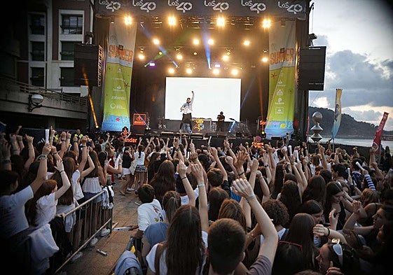 Imágenes del del Festival 'LOS40 Summer Live 2024' el verano pasado en Zarautz