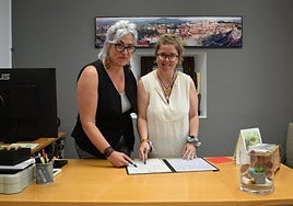 Cristina Ferrer con una de sus compañeras en el ayuntamiento.