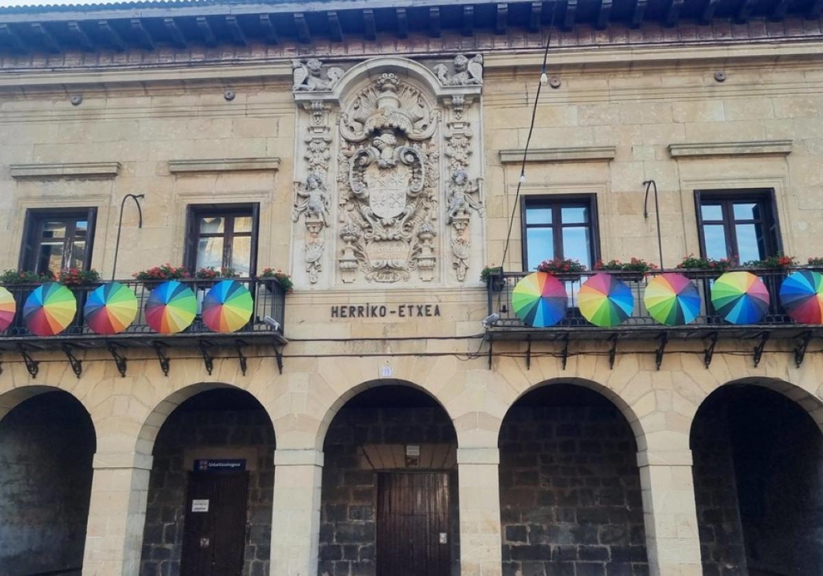 Paraguas del color del arcoíris en los balcones del Ayuntamiento.