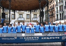 La trainera masculina del ZAE hace poco en la presentación pública realizada en Musika Plaza.