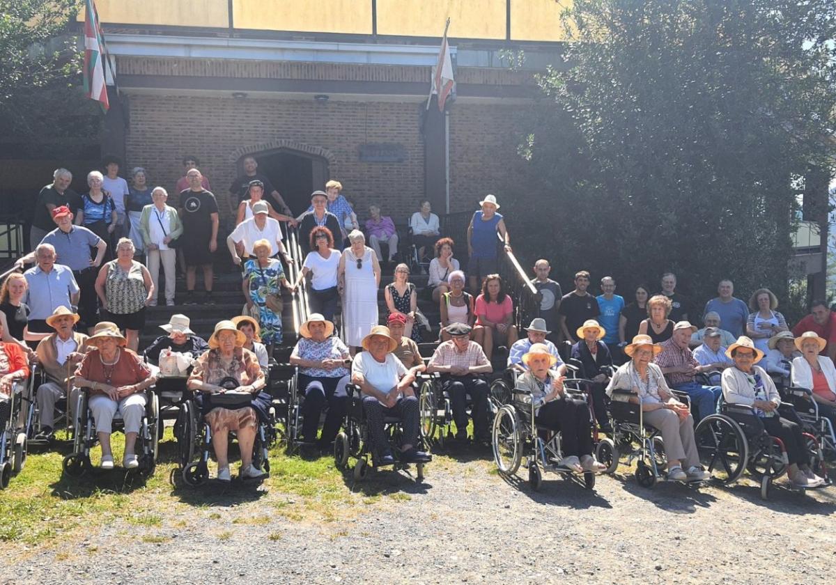 Los residente de Mizpirualde, invitados por Altzasu Elkartea