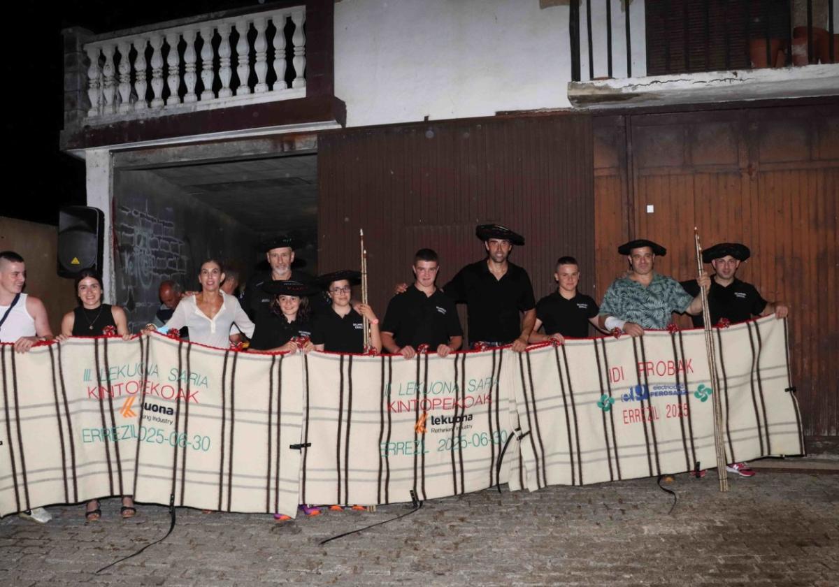 Bi saioetako irabazleak, txapelak eta mantekin; sariketako irabazleak, argazkian eskubitara.