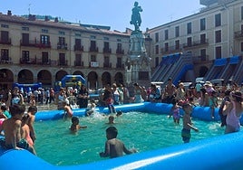 Concurrida piscina instalada dentro del parque acuático que amenizó el martes a losniños y niñas.