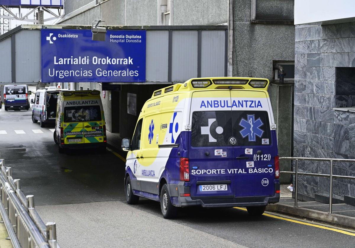 Una ambulancia accede a la entrada de Urgencias del Hospital Donostia.