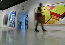 Un visitante pasa frente a la obra 'Sin título' (2009, del artista portugués José Pedro Croft.