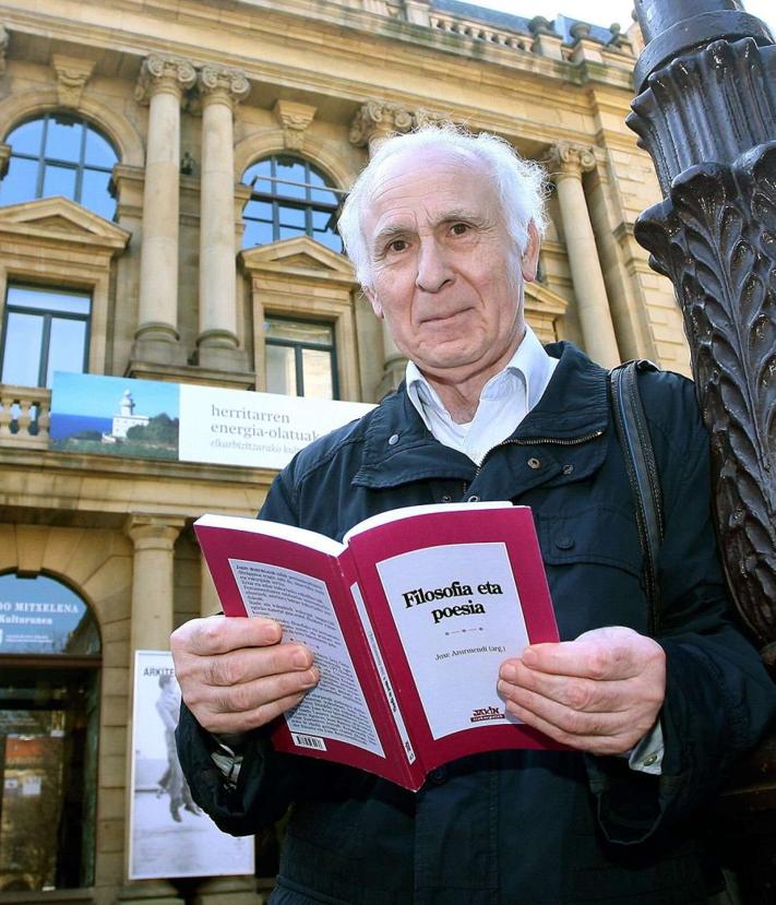 Imagen secundaria 2 - Joxe Azurmendi hil da, «euskal saiogilerik zorrotz eta berritzaileena, oparoena»