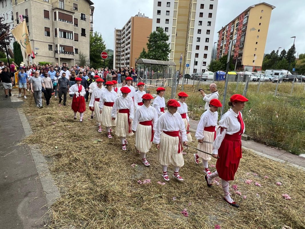 Emocionante Ezpata Dantza a la Virgen en la Antigua