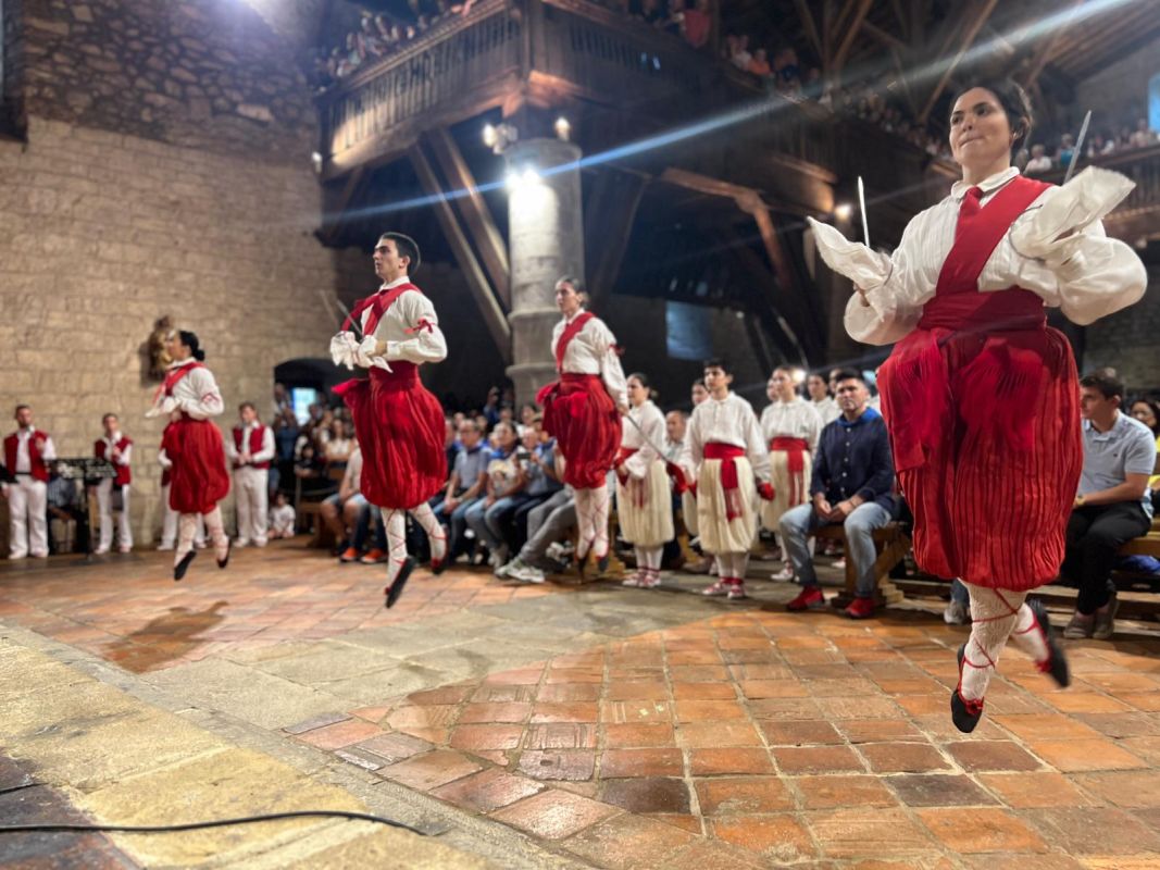 Emocionante Ezpata Dantza a la Virgen en la Antigua