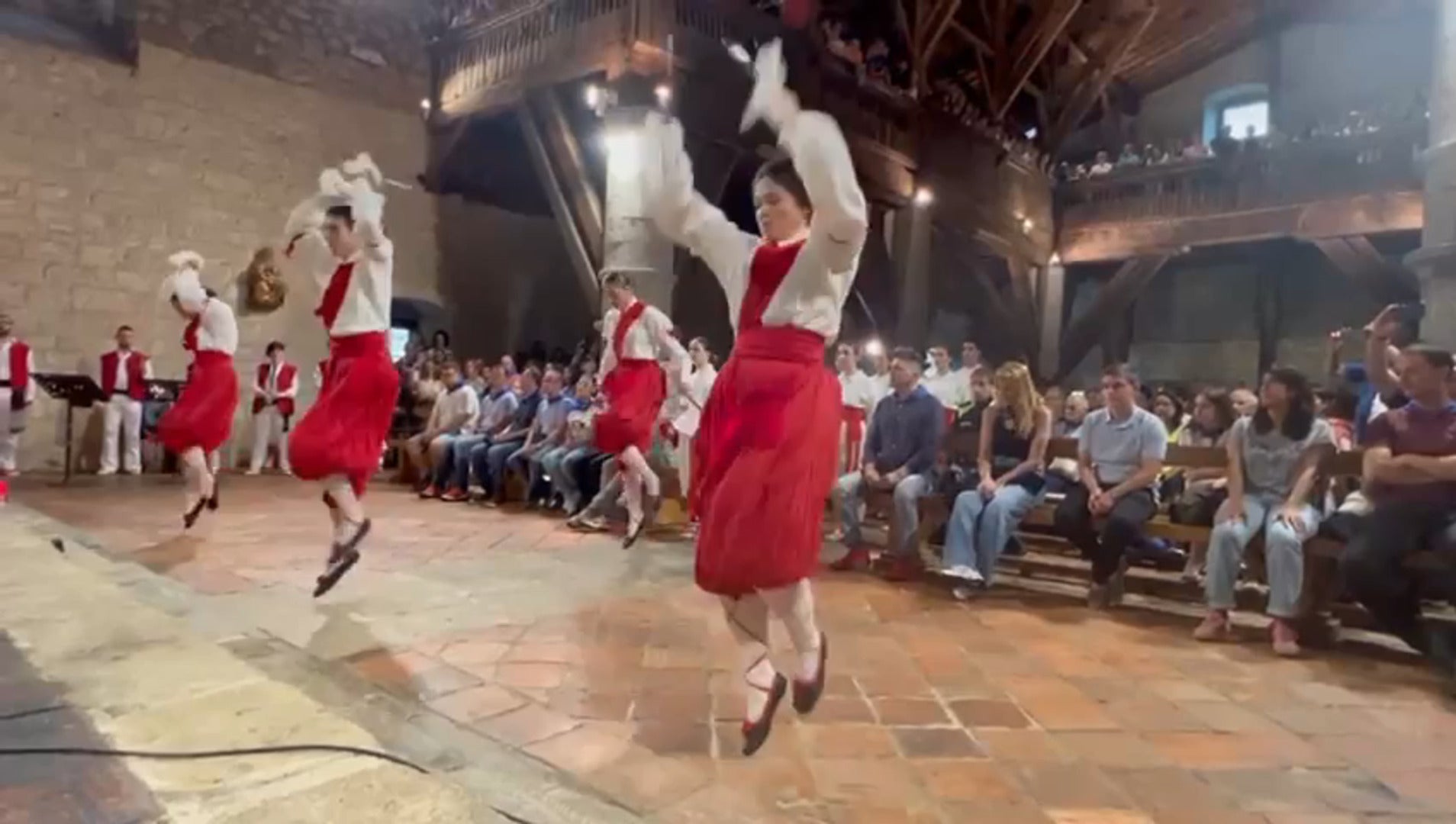 Emocionante Ezpata Dantza a la Virgen en la Antigua