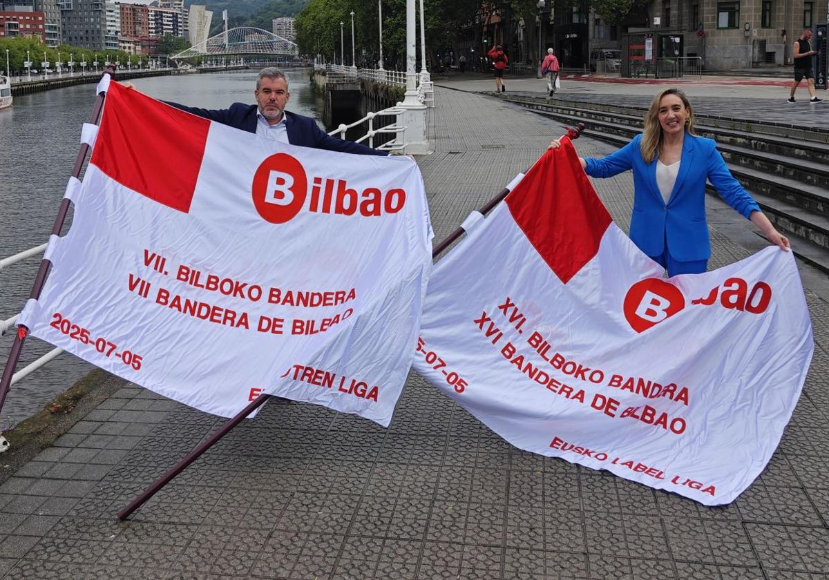 Borja Rodrigo e Itxaso Erroteta posan con las banderas.
