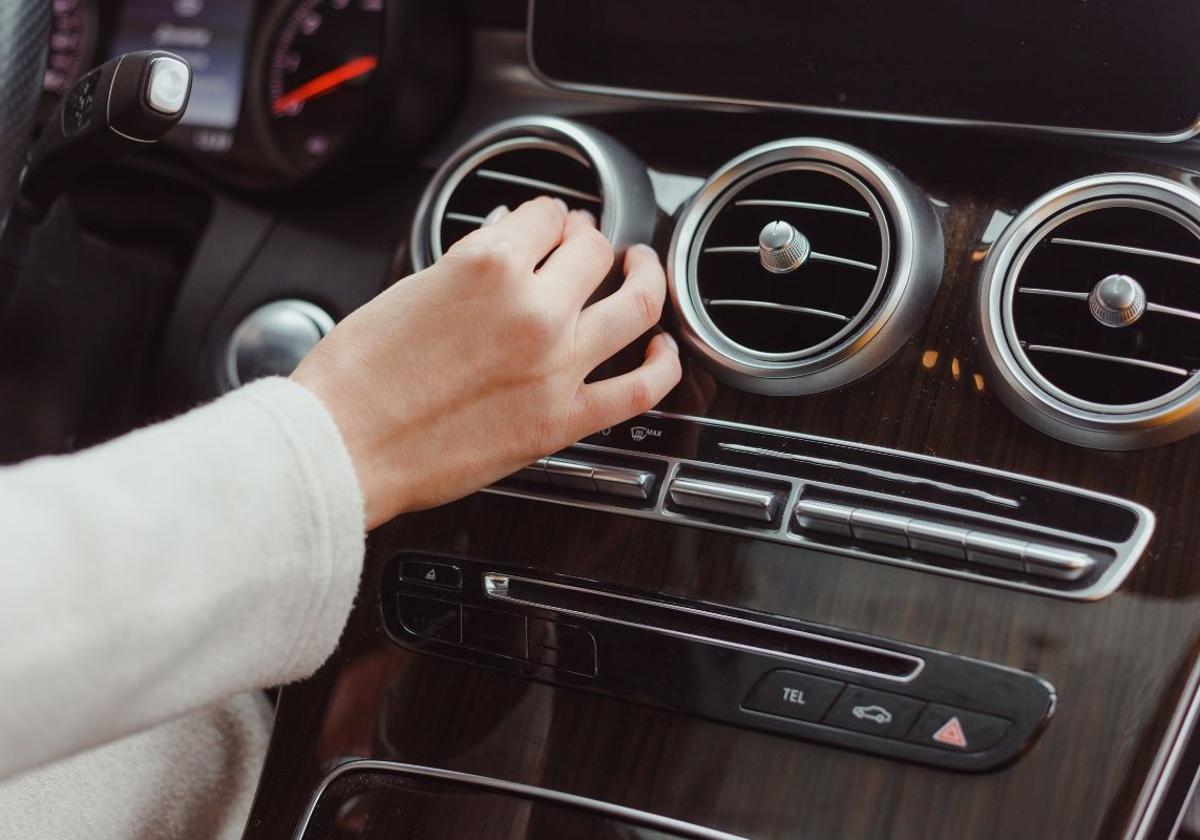 El truco japonés para enfriar el interior del coche en 30 segundos sin encender el aire acondicionado